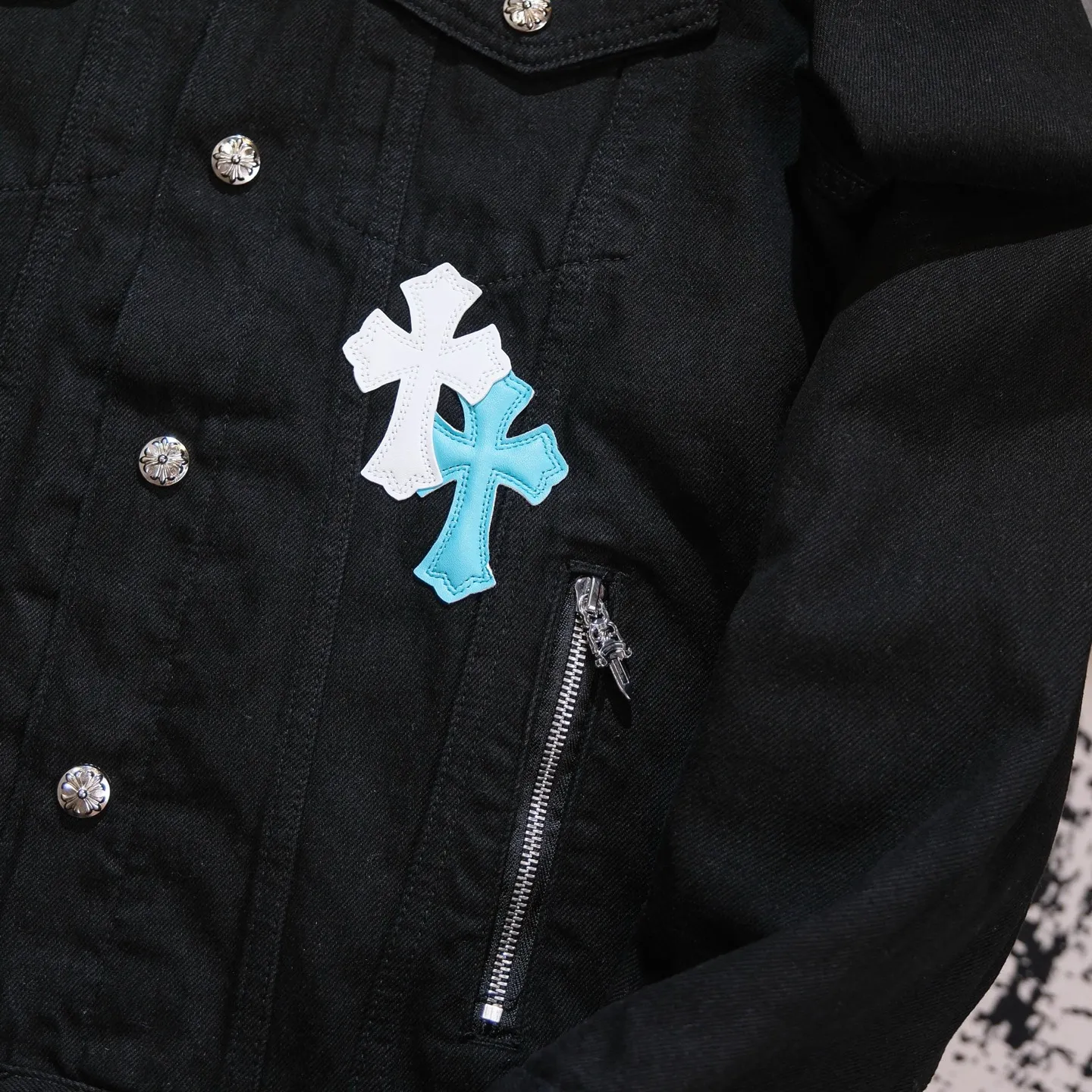 P340 ChromeHearts CH ChromeHearts Lamb Wool Collar Jacket Black Denim Jacket Colorful Cross Patchwork Leather Suede Lamb Wool Lining Fashionable and Personalized Super versatile and good-looking denim jacket Suitable for both men and women A must-have item Packaging Tag Collar Label Washed Wheat Complete Color: Black Size: S-XL